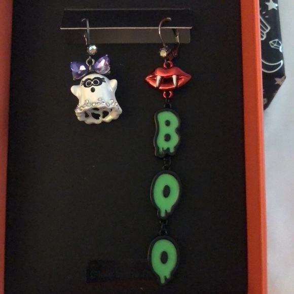 Betsey Johnson Ghost, Vampire Lips & Boo Mismatch Drop Earrings NIB - Picture 4 of 14